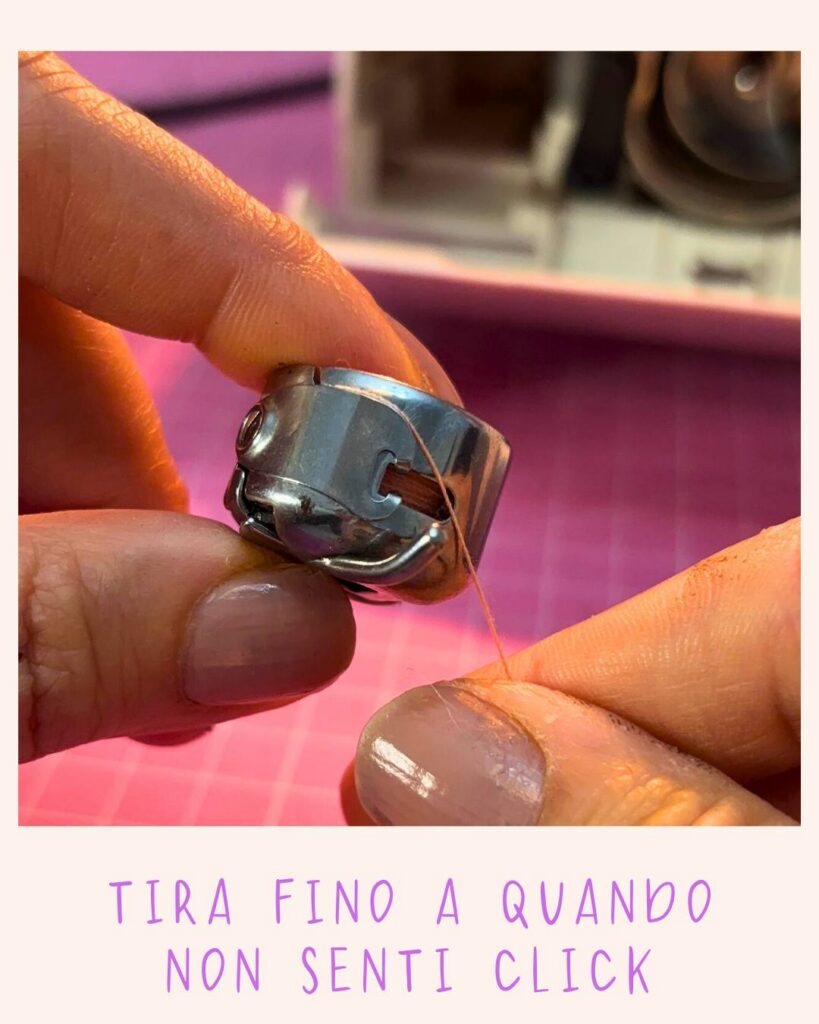 Mani che inseriscono la bobina nella navetta fino al click di aggancio