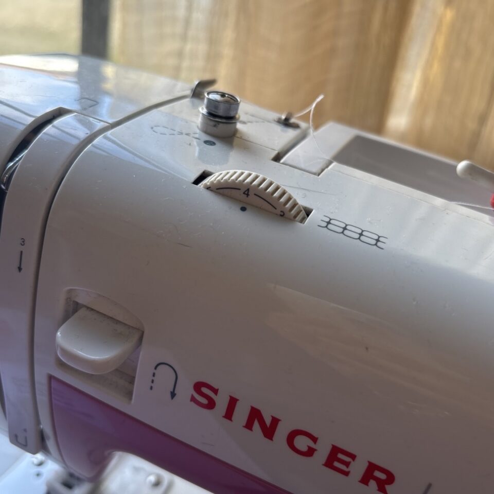 Rotella della tensione su una macchina da cucire Singer