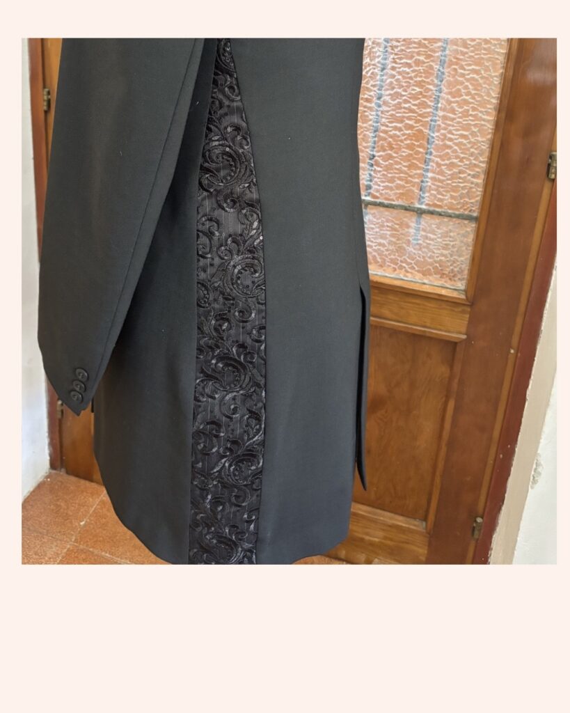 Giacca nera allargata con inserto in pizzo ricamato nero